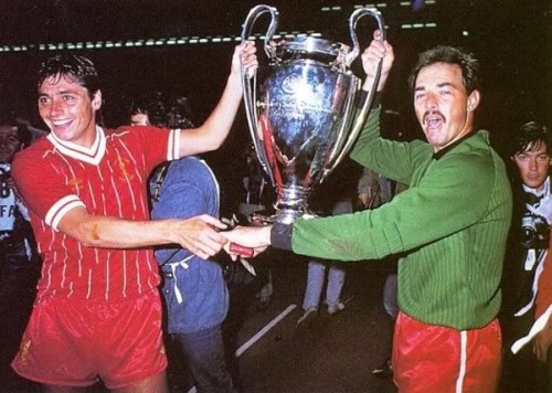 robinson-sostiene--junto-a-grobbelaar--la-copa-de-europa-ganada-por-el-liverpool-en-1984--afp